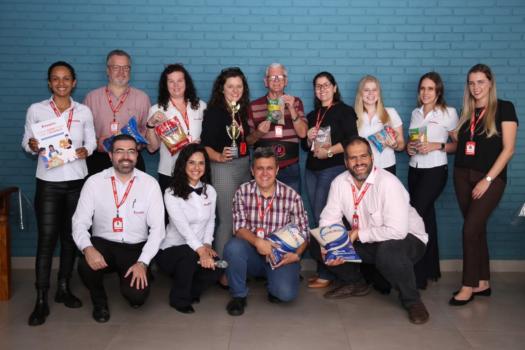 Colaboradores arrecadam 300 kg de alimentos